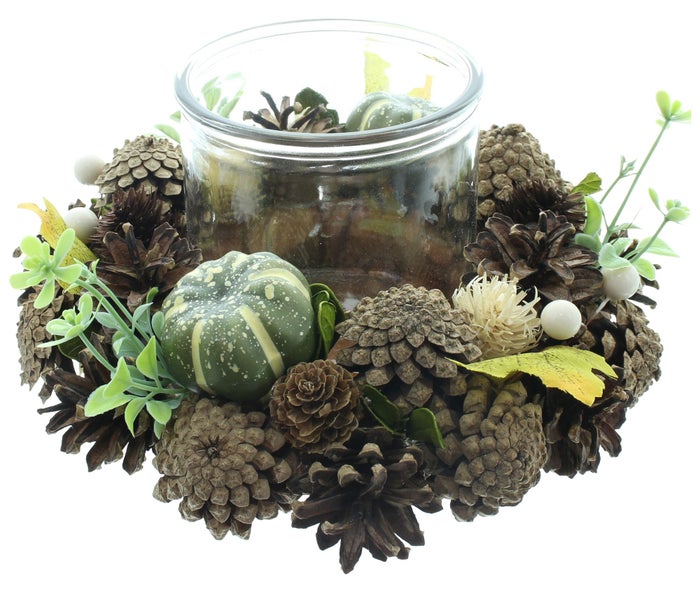 Herbstlicher Dekokranz mit Glaswindlicht, verziert mit Kiefernzapfen, künstlichen Kürbissen und Blättern als Tischdekoration