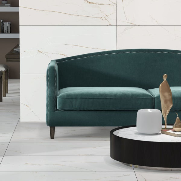Wohnzimmer mit Sofa, Tisch und Fliesen