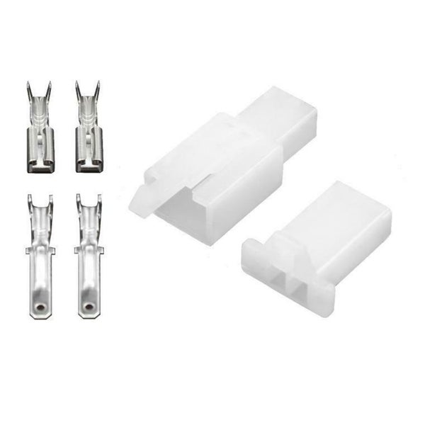 Set aus Flachsteckhülsen und Kunststoffgehäusen für elektrische Steckverbindungen.