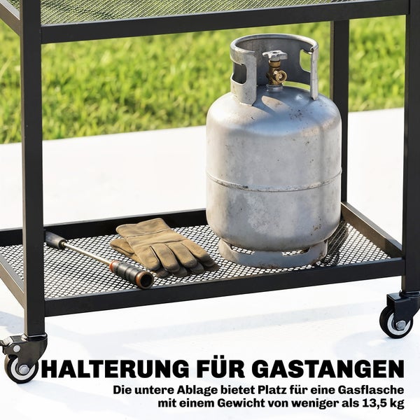 Untere Ablage eines schwarzen Grillwagens aus Metall mit einer silbernen Gasflasche, Arbeitshandschuhen und einem Stabfeuerzeug.