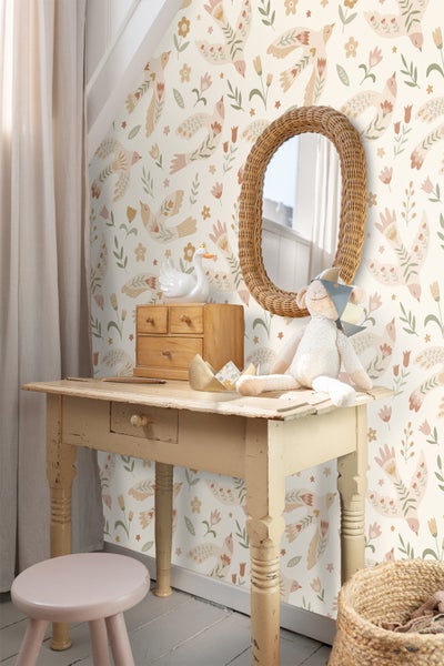Dekoratives Zimmer mit einer alten Kommode, einem Spiegel und einer Tapete mit Vogelmotiven