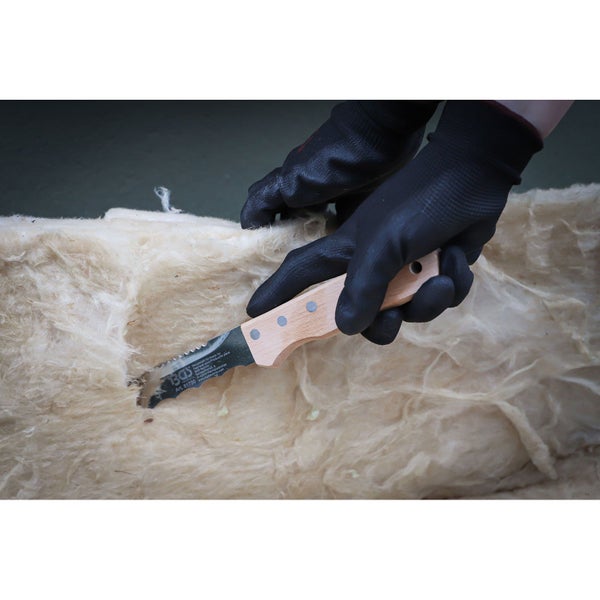 Dämmstoffmesser schneidet Mineralwolle, getragen von schwarzen Handschuhen