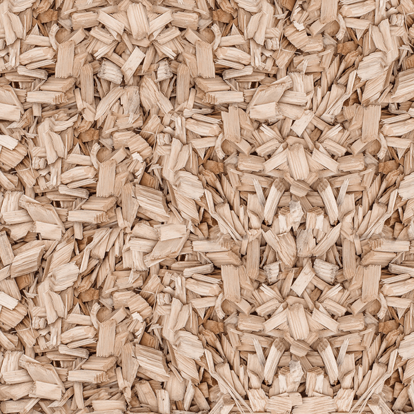 Holzhackschnitzel aus hellem Holz.