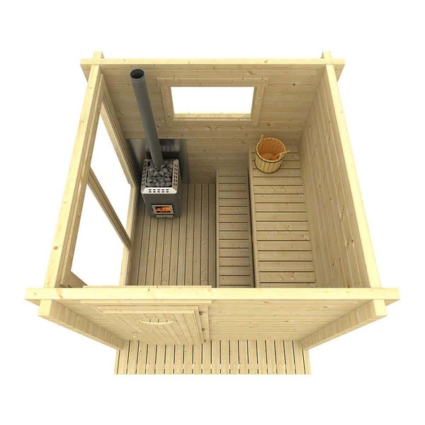 Innenansicht einer Gartensauna aus Holz mit Saunaofen, Sitzbänken, Aufgusseimer und Fenster von oben betrachtet.
