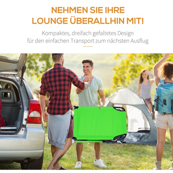 Kompakte, dreifach faltbare grüne Campingliege wird von einem Mann auf einem Campingplatz neben einem Auto getragen.
