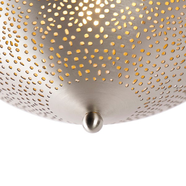 Detailansicht einer silberfarbenen Hängeleuchte mit Lochmuster