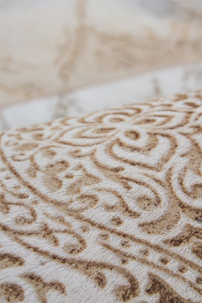 Detail einer strukturierten Oberfläche mit einem dekorativen Blumenmuster auf fellartigem Material.