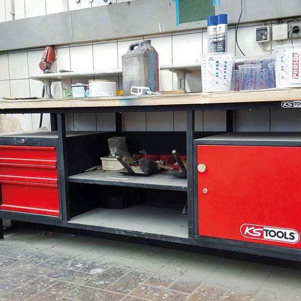 Werkbank mit Schubladen und Ablagefächern sowie KS Tools Logo