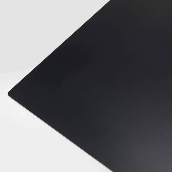 Schwarze matte HPL-Platte für den Innenausbau oder Möbelbau.