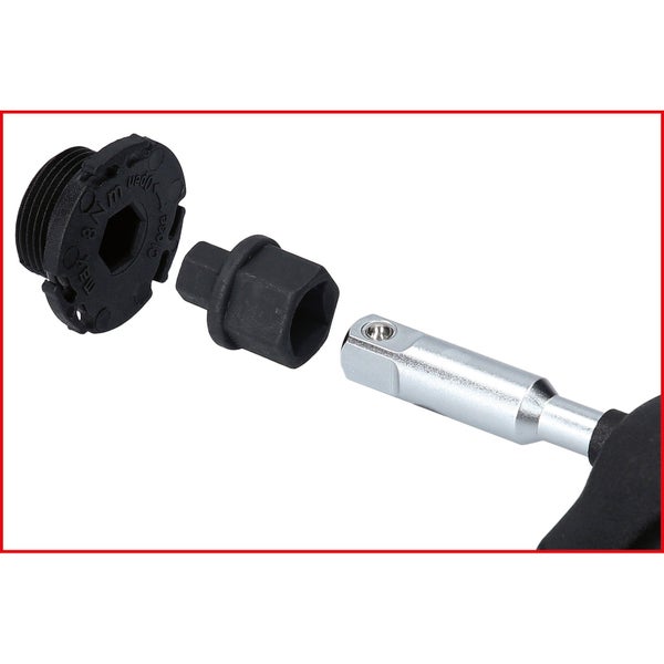 Ein Schraubendreher wird in eine Motorabdeckung eingesetzt.