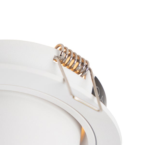 Detailansicht einer runden Einbauleuchte mit Befestigungsfeder