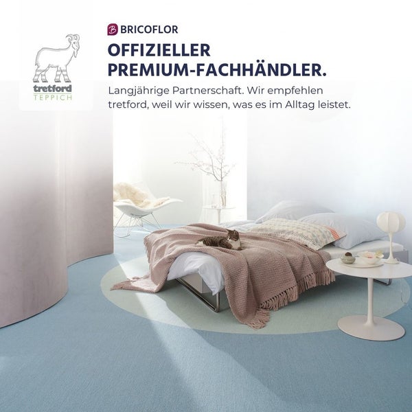 Bricoflor Logo, Tretford Teppich Logo. Helles Schlafzimmer mit blauem Tretford Teppichboden, Bett und Schaukelstuhl. Offizieller Premium-Fachhändler.
