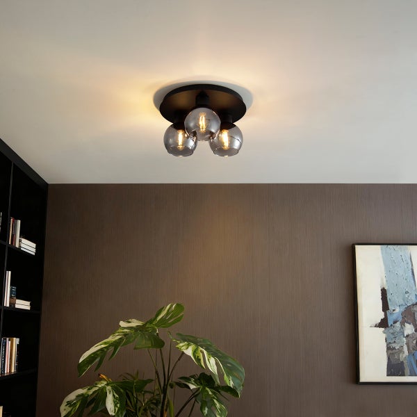 Deckenleuchte mit drei Glaskugeln im Wohnraum
