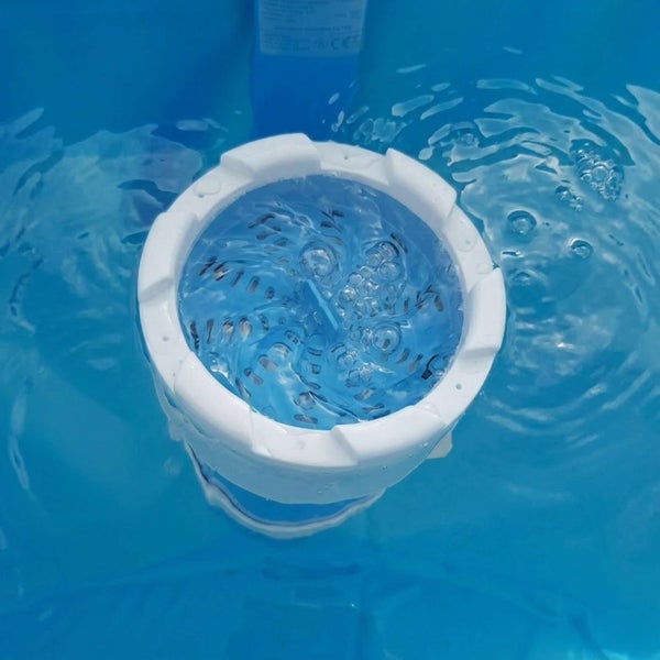 Schwimmender Dosierschwimmer für Poolchemikalien in Wasser mit aufsteigenden Luftblasen.