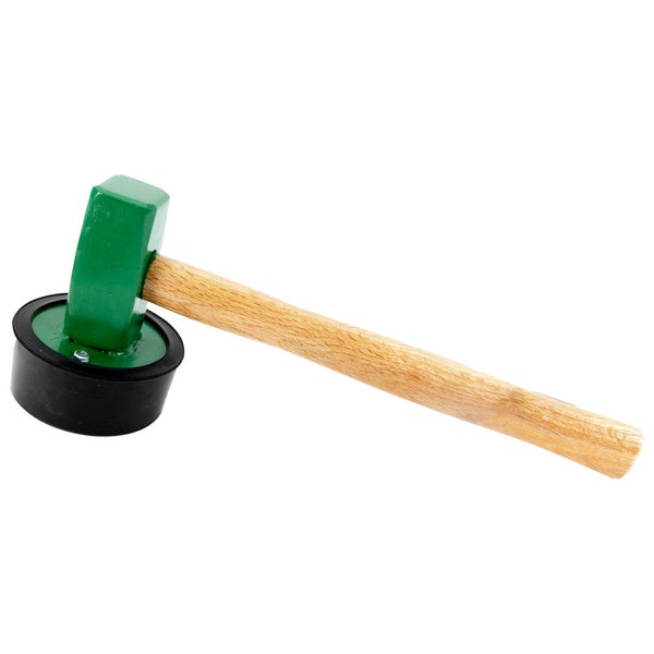 Grüner Pflasterhammer mit Holzstiel und schwarzem Gummiaufsatz.
