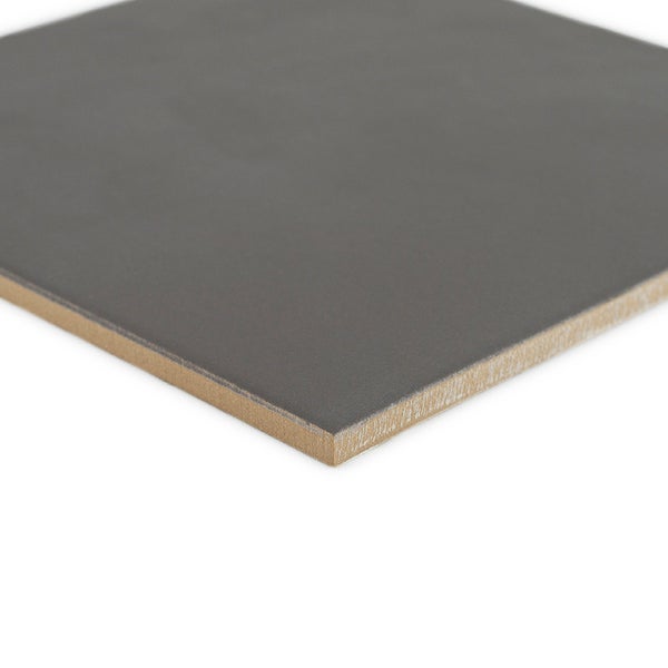 Quadratische Bodenfliese mit matter Oberfläche in Nahaufnahme.