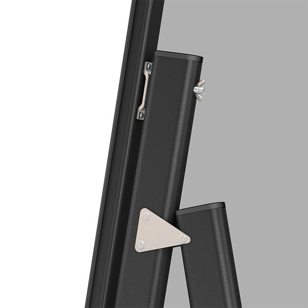 Nahaufnahme eines schwarzen Metallrahmen-Scharniers mit einer Flügelmutter und einer dreieckigen Metallplatte