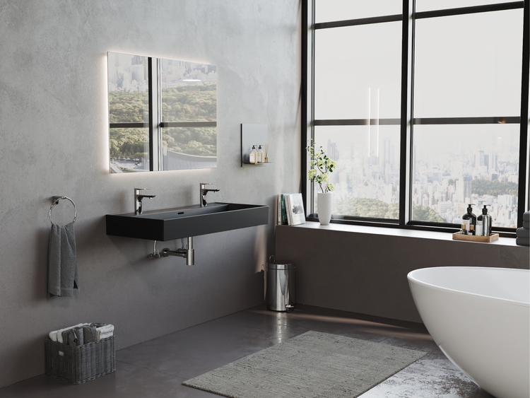 Modernes Badezimmer mit Waschbecken, Spiegel, Badewanne und Fenster mit Blick auf eine Stadtlandschaft