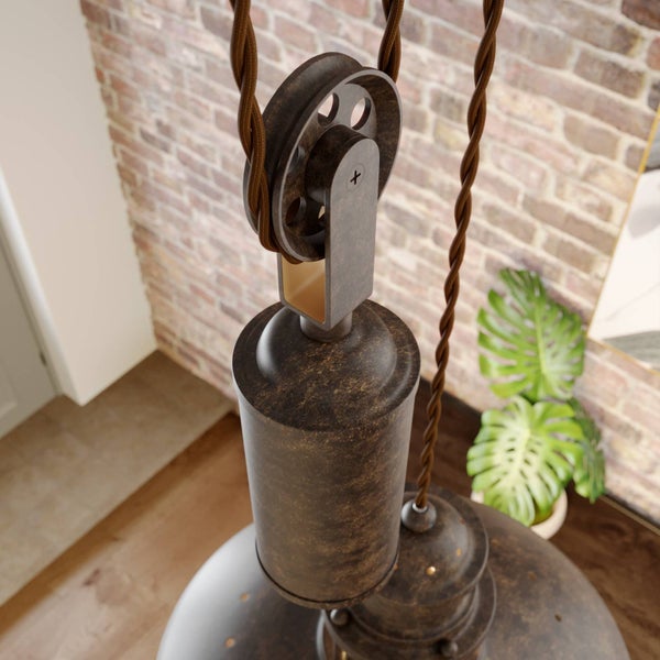 Nahaufnahme einer Pendelleuchte im Vintage-Stil mit Zugmechanismus und gedrehtem Kabel