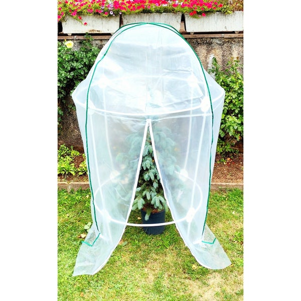 Pflanzenschutzhaube mit Reißverschluss über einer Topfpflanze im Garten