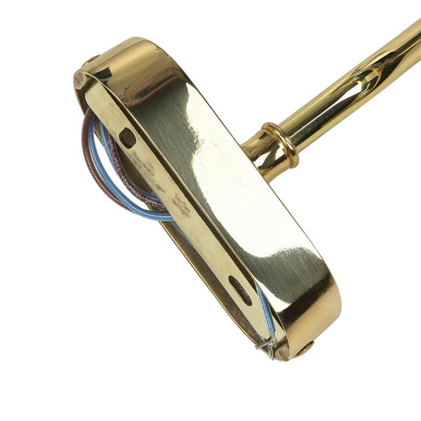 Detailaufnahme einer Wandleuchte aus Metall mit offenliegenden Kabeln