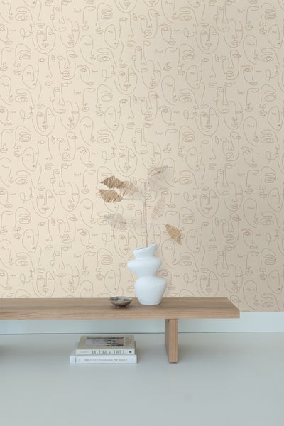 Innenraum mit Tapete mit Gesichtsmuster, Holztisch und dekorativer Vase