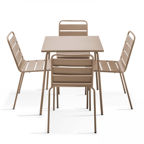 Gartenmöbel-Set bestehend aus einem quadratischen Tisch und vier Metallstühlen mit Latten-Design.