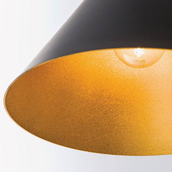 Moderne Pendelleuchte mit kegelförmigem Metallschirm und Leuchtmittel