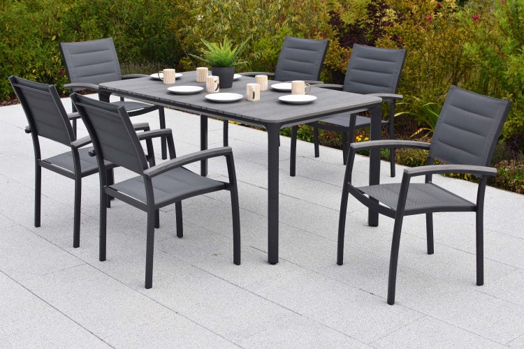 Gartensitzgruppe mit Esstisch und sechs Stühlen auf einer Terrasse