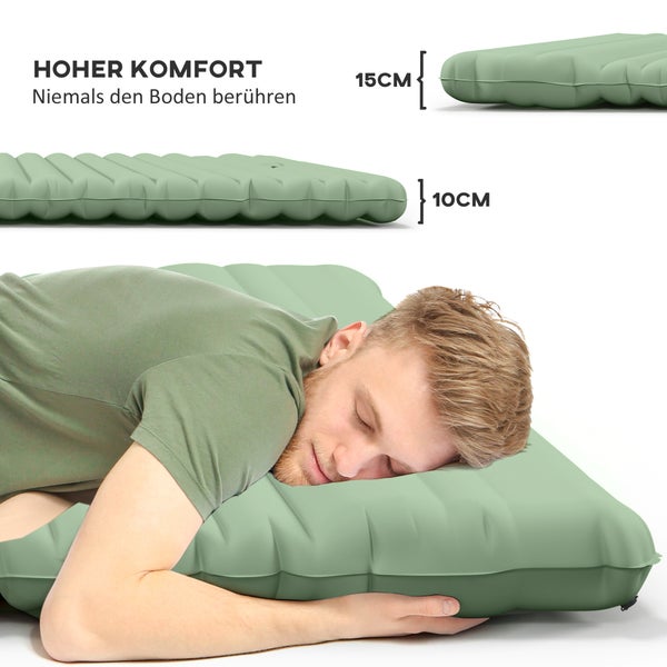 Mann schläft auf einer grünen Isomatte mit den Maßen 10 Zentimeter und 15 Zentimeter