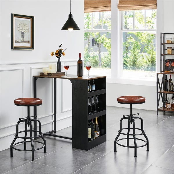Bar-Set mit Bartisch und zwei Barhockern in einem hellen Raum.