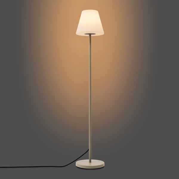 Moderne Stehleuchte mit hellem Lampenschirm und rundem Standfuß, eingeschaltet.