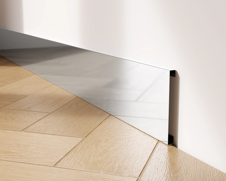 Sockelleiste aus Metall zwischen Wand und Boden