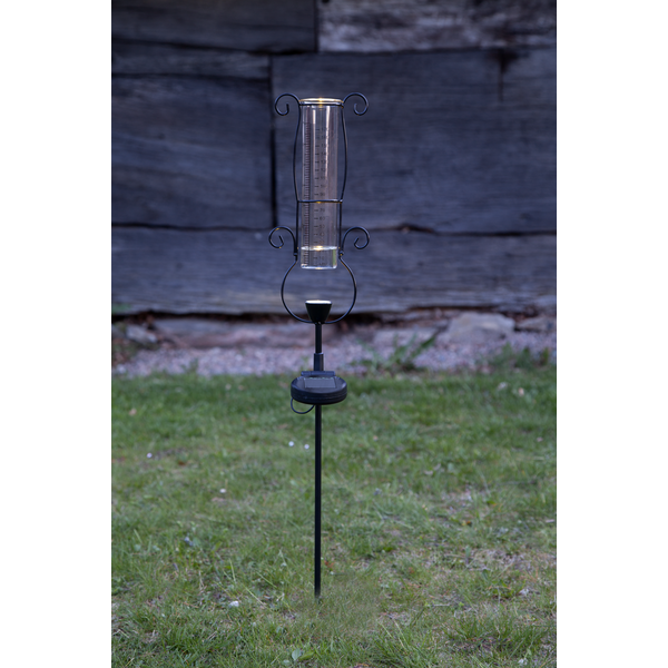 Regenmesser mit Solarbeleuchtung im Garten