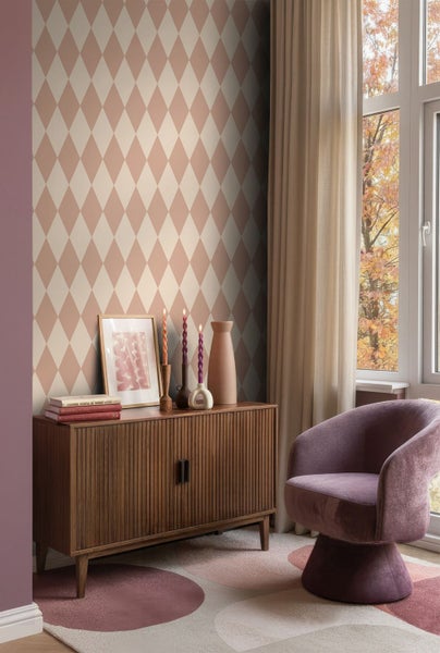 Wohnzimmer mit Kommode, Sessel, Dekoration und Rauten Tapete