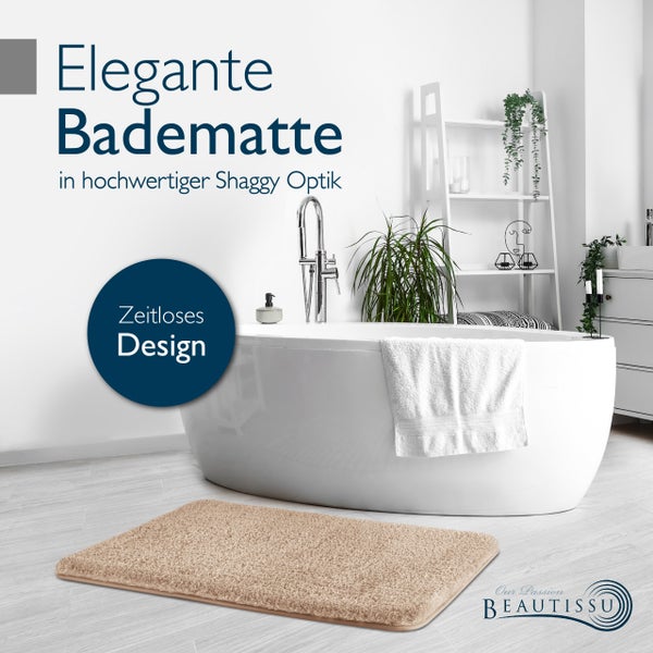 Elegante Badematte im Badezimmer mit Badewanne, Regal und Zimmerpflanzen