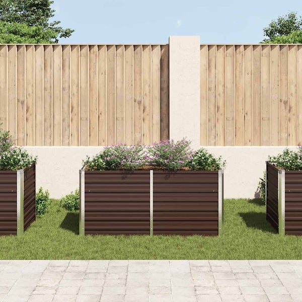 Gartenansicht mit Hochbeeten aus Metall und bepflanzter Bepflanzung