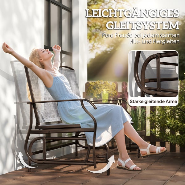 Eine Frau entspannt auf einer Garten-Gleitbank auf einer sonnigen Terrasse. Detailansicht des robusten Gleitmechanismus der Metallbank.