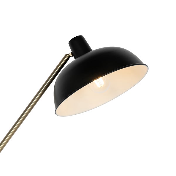 Detailaufnahme einer Stehlampe mit Lampenschirm