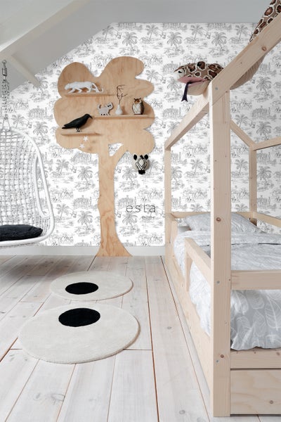 Kinderzimmer mit Holzbett, Baumregal, Hängesessel und gemusterten Teppichen vor einer Dschungeltapete