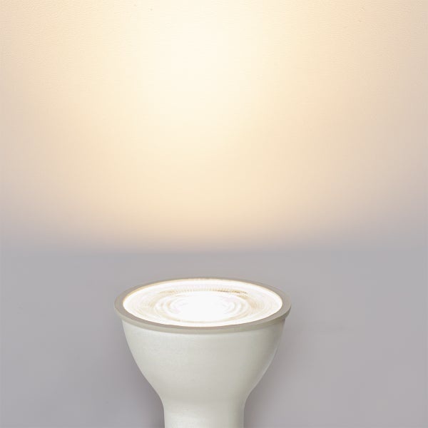 LED-Reflektorlampe GU10 mit warmweißem Lichtstrahl.