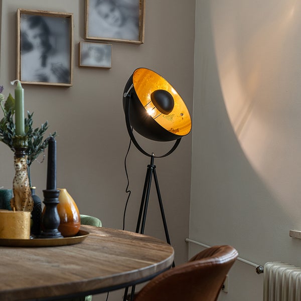 Stehleuchte mit Stativfuß, Leuchtenkopf mit Innenseite in Metalloptik in einem Esszimmer