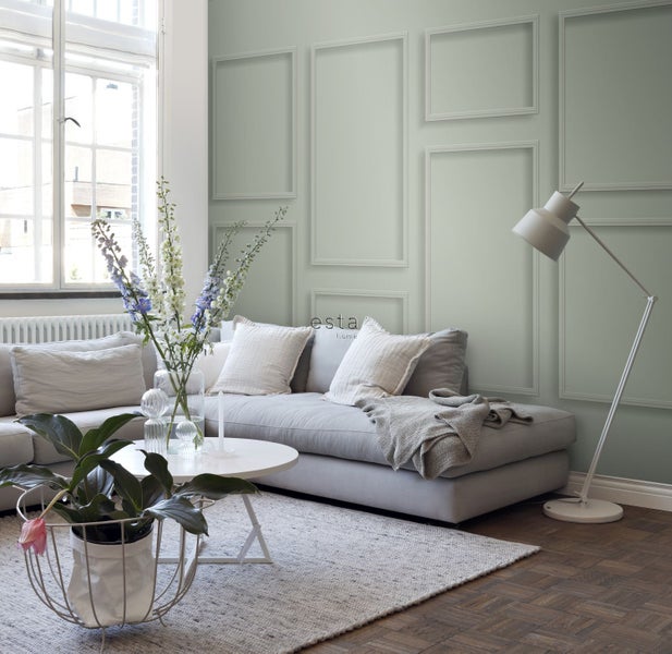 Wohnzimmer mit Sofa, Tisch, Stehlampe und Wandgestaltung