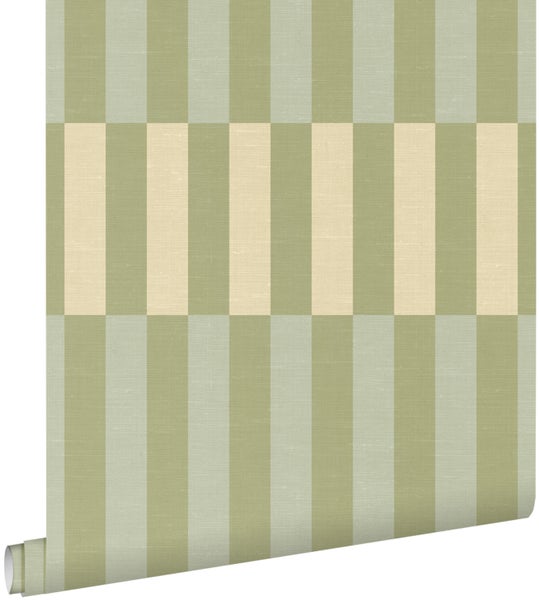 Gestreifte Tapete mit vertikalen Blockstreifen und Leinenstruktur in Grün und Beige.