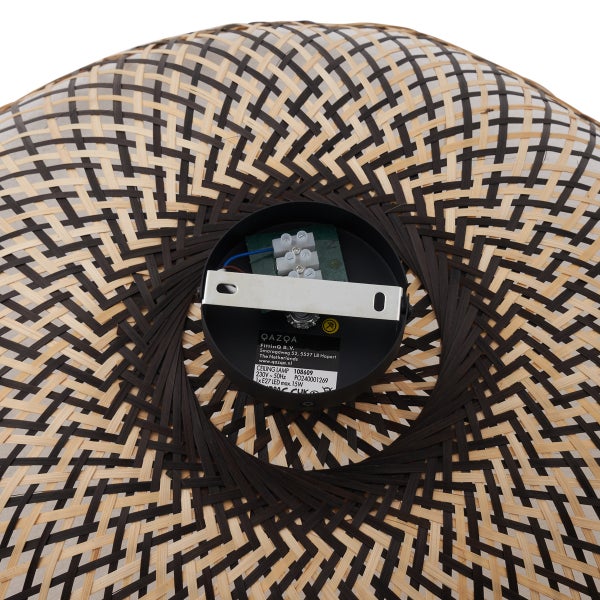 Detailansicht einer Deckenleuchte aus geflochtenem Material mit Befestigungselementen