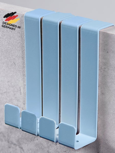 Hellblaue Türhakenleiste aus Metall mit vier Haken, über eine Kante gehängt. Produkt gestaltet in Deutschland.