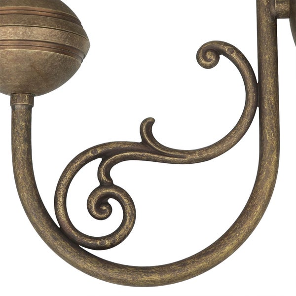 Detail einer Wandleuchte mit dekorativen Verzierungen aus Metall