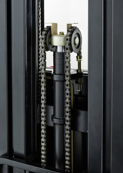 Nahaufnahme eines Hubmastes mit Hydraulikzylinder und Lastketten für Gabelstapler.