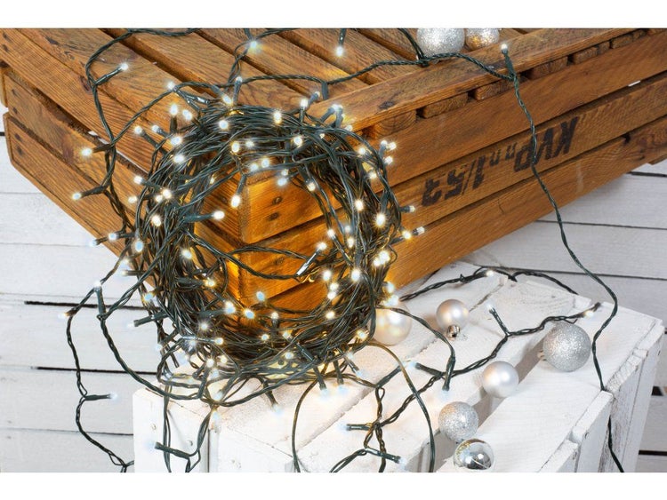LED Lichterkette fuer den Innenbereich und Aussenbereich mit zahlreichen Leuchtdioden fuer eine stimmungsvolle Weihnachtsbeleuchtung