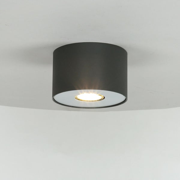 Zylinderförmige Deckenleuchte im Innenbereich